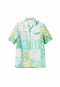 Korte mouwen overhemd met knoopsluiting, uitgevoerd in een patchworkontwerp met groene en blauwe tinten en verschillende geometrische patronen in een lichtgewicht stof.