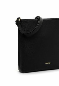 Borsa a mano in pelle nera con superficie testurizzata, caratterizzata da un design piatto, manico superiore e un accento del logo dorato sulla parte frontale.