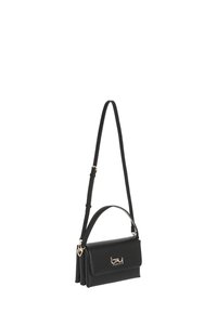 Borsa a mano in ecopelle nera con forma strutturata, accessori in oro, tracolla rimovibile e chiusura a pattina con logo.