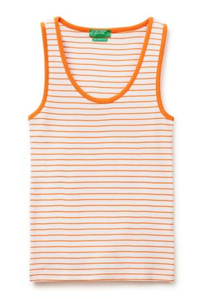 Weißes ärmelloses Tanktop mit dünnen horizontalen orangefarbenen Streifen und oranger Einfassung am Ausschnitt und an den Armlöchern.