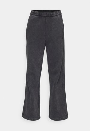 Flare pantalone od tkanine tamno sive boje s mekim teksturom. Imaju elastičnu traku u struku i izvezeni logotip sa strane.