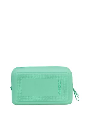 Funda rígida rectangular de color verde menta con cremallera y el logo en relieve de "American Tourister" en el panel frontal.