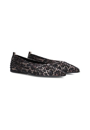 Chaussures plates noires avec un design à bout pointu, présentant une surface texturée ornée de perles noires et d'un motif léopard subtil.