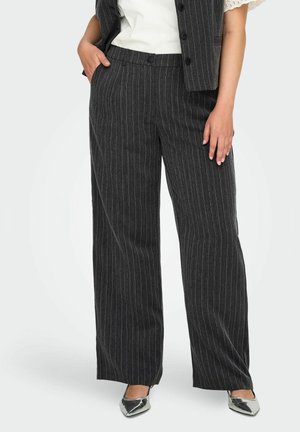 Pantaloni grigi a gamba larga con righe sottili, realizzati in un tessuto texturizzato, dotati di chiusura con bottone e tasche laterali, abbinati a scarpe metalliche.