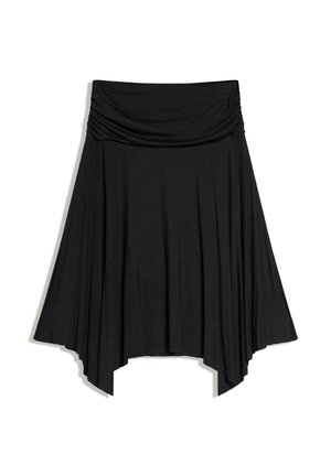 Schwarzer knielanger Rock mit breitem, gerafftem Bund und asymmetrischem Saum mit längeren Spitzen an den Seiten.