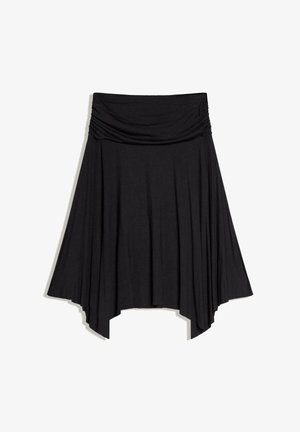 Fekete térdig érő szoknya széles ráncolt derékpánttal és aszimmetrikus aljjal, amely oldalain hosszabb csúcsokat tartalmaz.