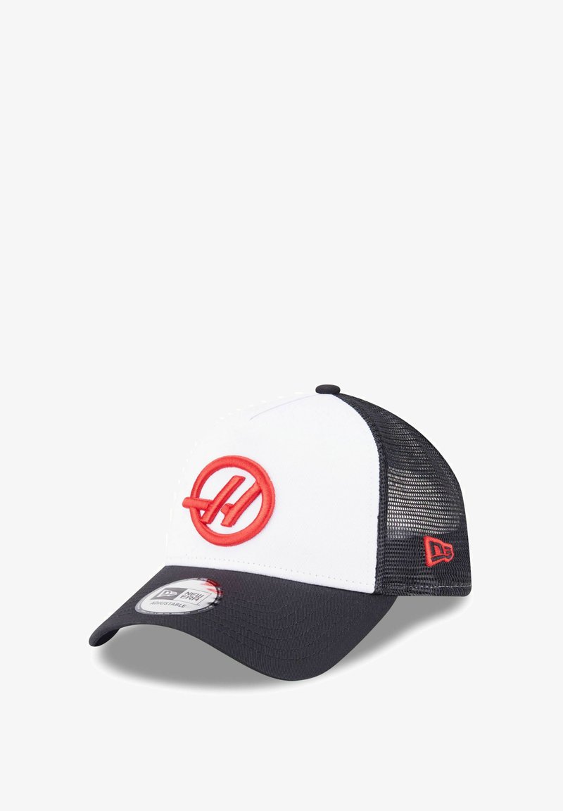 Lkw-Mütze mit weißer Vorderseite, schwarzem Netzrücken, rotem gesticktem Logo, gebogenem Schirm und verstellbarem Riemen für eine individuelle Passform.