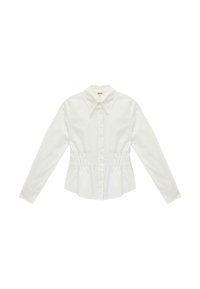 Camisa blanca de botones con mangas largas, presenta un cuello clásico y cintura fruncida para una forma ajustada. Hecha de tela suave y ligera.