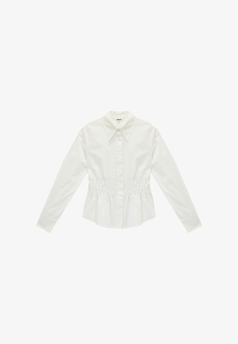 Camisa blanca de botones con mangas largas, presenta un cuello clásico y cintura fruncida para una forma ajustada. Hecha de tela suave y ligera.
