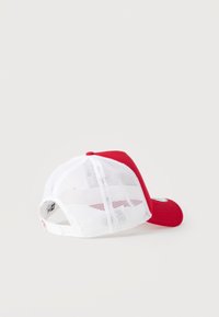 Κόκκινο καπέλο μπέιζμπολ με πλέγμα στην πίσω πλευρά και καμπυλωτή γείσο. Κούμπωμα snapback με λευκές πάνελ και κόκκινες λεπτομέρειες στην κορυφή και τη γείσο.