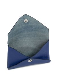 Borsetta in pelle blu con finitura testurizzata, forma triangolare e chiusura a scatto argentata. Aperta con rivestimento interno morbido di colore blu.