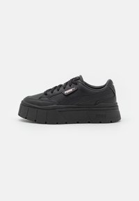 Schwarze Plateausneaker mit Obermaterial aus glattem Leder, runder Zehenpartie, Schnürung, strukturierten Akzenten und Gummisohle mit geometrischem Design.