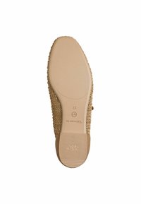 Zapato tejido beige con parte superior de tela texturizada y suela de goma lisa. Presenta una punta redondeada y un detalle de logo estampado en la suela.