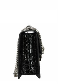 Borsa nera in vernice con texture coccodrillo, dotata di una tracolla in chain argentata e di una forma strutturata e angolare. Finitura lucida e nessun hardware visibile.