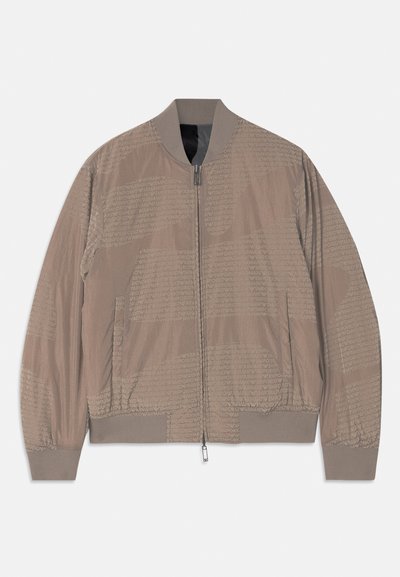 Jachetă bomber de culoare maro deschis, cu fermoar frontal complet, guler, manșete și tiv ribbed, buzunare laterale și un model subtil repetat cu textul "EMPORIO ARMANI".