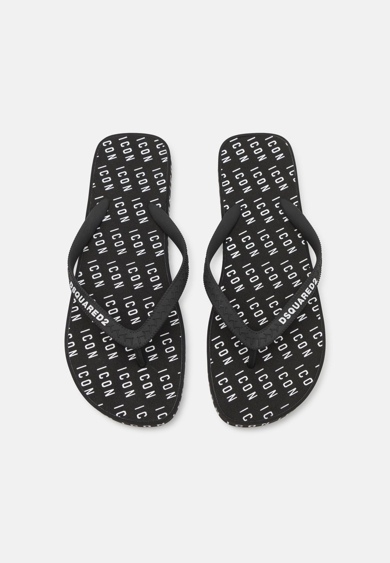 Sorte flip-flops med et trykt mønster af ordet "ICON" i hvid, der har sorte gummistropper og en struktureret sål.
