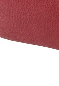 Rotes, strukturiertes Lederportemonnaie mit einer genarbten Oberfläche, das eine glatte Kante aufweist und keine sichtbaren Beschläge oder Verzierungen hat.