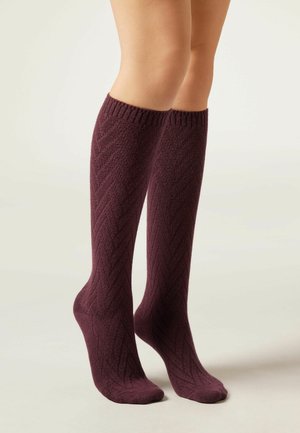 Calze bordeaux fino al ginocchio con un motivo a spina di pesce testurizzato, con una parte superiore a coste e materiale in maglia morbido.