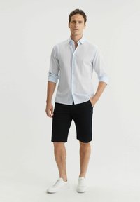 VISTULA REGULAR FIT jasnoniebieski