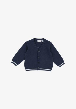Marine gebreide cardigan met een V-hals, vijf knopen en lange mouwen; heeft witte streepaccenten op de manchetten en de zoom. Zachte textuur.