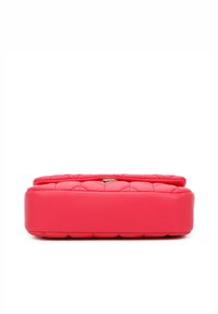 Borsa a tracolla rettangolare trapuntata in pelle rosa brillante, con una texture liscia, chiusura in oro e design morbido e imbottito.