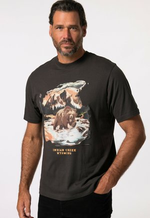Donkergrijze katoenen t-shirt met een grafisch ontwerp van een beer en bergen, met de tekst "INDIAN CREEK WYOMING" in oranje aan de onderkant.