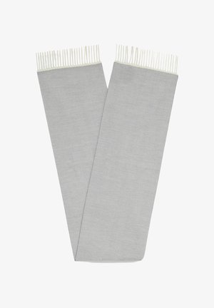 Szary tkany szalik o fakturowanej powierzchni, wykończony kremowymi frędzlami na obu końcach, oferujący miękki i lekki design.