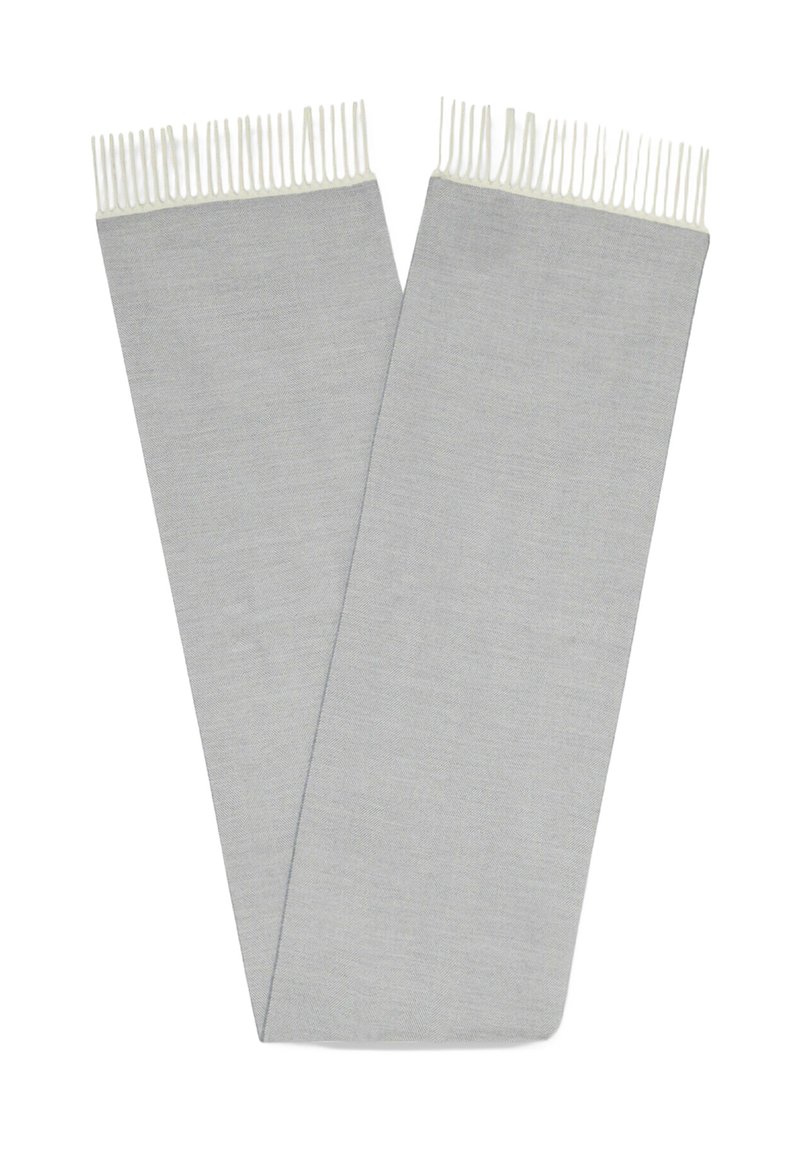 Szary tkany szalik o fakturowanej powierzchni, wykończony kremowymi frędzlami na obu końcach, oferujący miękki i lekki design.