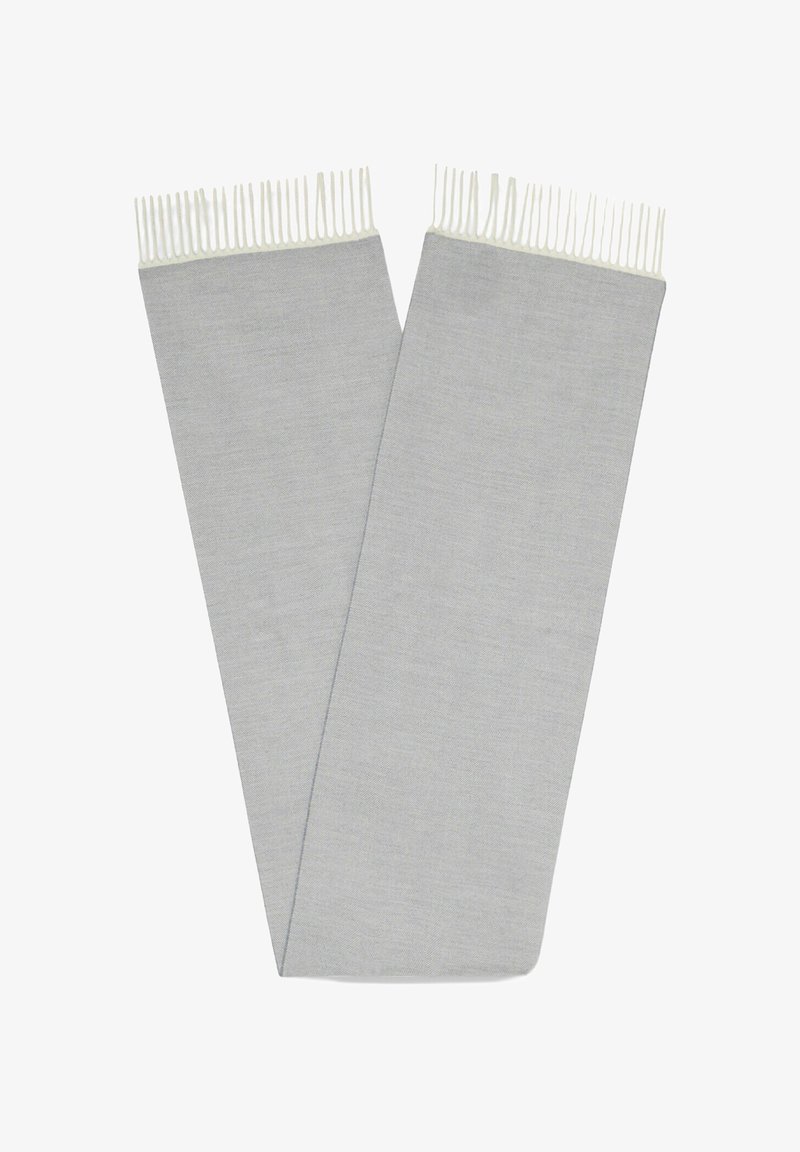 Szary tkany szalik o fakturowanej powierzchni, wykończony kremowymi frędzlami na obu końcach, oferujący miękki i lekki design.