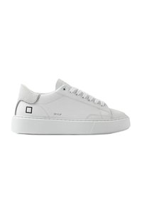 Sneaker in pelle bianca con punta arrotondata, suola piatta bianca e sottile tacchetto in suede grigio. Presenta un branding minimale e un classico design con lacci.
