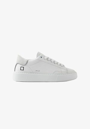 Witte leren sneaker met ronde neus, platte witte zool en subtiele grijze suède hak. Beschikt over minimale branding en een klassieke vetersluiting.