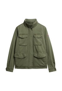 Olijfgroene jas gemaakt van duurzaam stof, met een hoge kraag, twee borstzakken, knoopmanchetten en een klein logo op de mouw.