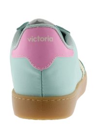 Sneaker in tela azzurro chiaro con dettaglio rosa sul tallone e suola in gomma. Presenta un design cucito e il marchio sul tallone.