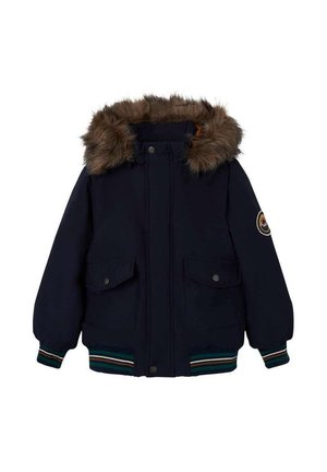 Mørkeblå vinterjakke med brun imiteret pelskant på hætten, frontlommer med klapper, ribbede manchetter og et rundt mærke på venstre ærme.