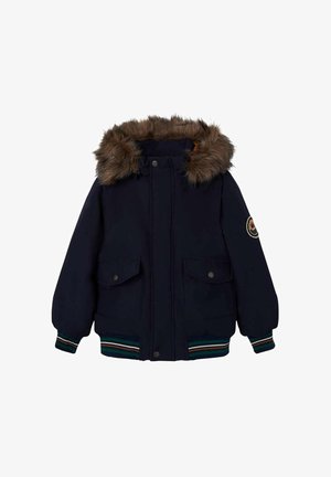 Mørkeblå vinterjakke med brun imiteret pelskant på hætten, frontlommer med klapper, ribbede manchetter og et rundt mærke på venstre ærme.