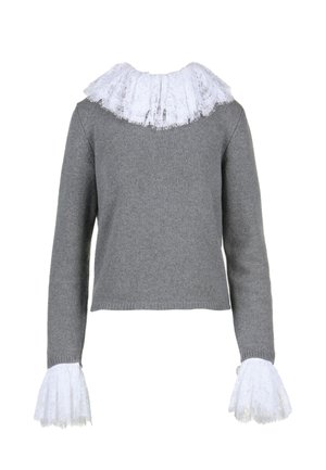 Pilkas megztinis su baltu nėriniu aptrauktu apykakle ir nėriniu išplėstais rankovėmis. Turi trumpą krokuotą siluetą ir banguotą hemą.