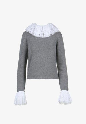 Sivi pleteni pulover z belim čipkastim volančkom in čipkastimi zvonastimi rokavi. Ima skrajšan kroj in rebrast rob.