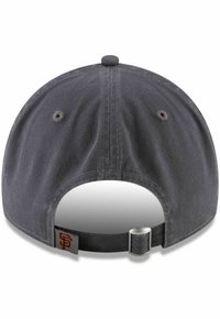 Grau gebkapp mit einem Stoffmuster, ausgestattet mit einem gebogenen Schirm, verstellbarem Riemen und einem Logoetikett auf der linken Rückseite.