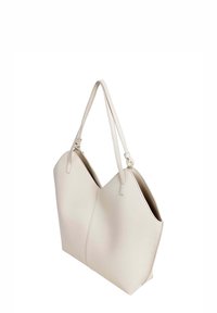 Witte tas van nep-leer met een V-vormige bovenkant, twee schouderriemen en een gladde textuur, met een minimalistisch ontwerp zonder zichtbaar beslag.