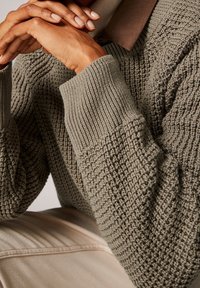 comma casual identity Sweter