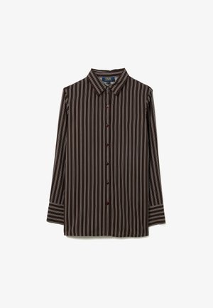 Camisa de manga larga marrón oscuro con botones y rayas verticales blancas, con cuello clásico, mostrada sobre un fondo blanco.