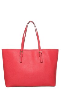 Rode leren schoudertas met twee lange hengsels, een gladde textuur, een rechthoekige vorm en minimale hardware-details.