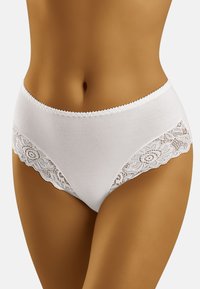 Witte hoogwaist onderbroek van soepel katoen met bloemenkantaccenten langs de zijkanten en een golvende rand.