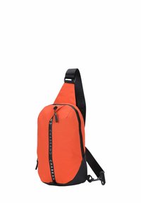 Sacoche en tissu orange vif avec des accents noirs et un logo. Dotée d'une fermeture éclair et d'une sangle réglable pour un port polyvalent.