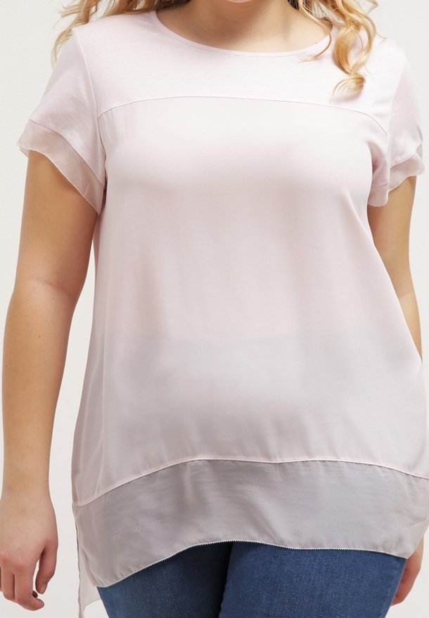 Lyserød bluse med korte ærmer, svævende design og en lidt længere ryg. Glat tekstur med en let glans.