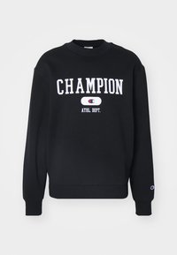 Hanorac negru cu cuvântul "CHAMPION" scris în alb, cu "ATHL. DEPT." dedesubt. Guler și manșete ribbed, textură de țesătură moale.