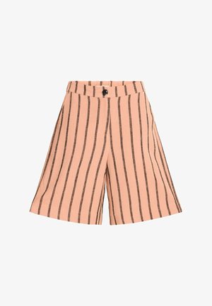 Pfirsichfarbene Shorts mit dunklen vertikalen Streifen, mit Knopfverschluss und weitem Bein, aus einem weichen Stoff gefertigt.