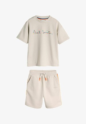 Beiges T-Shirt mit kurzen Ärmeln und mehrfarbigem "Paul Smith"-Logo, kombiniert mit beigen Shorts mit Kordelzug, seitlichen Taschen und orangen Akzenten.