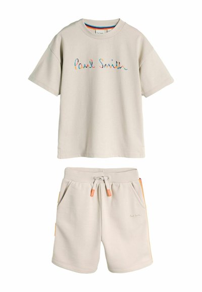 Beige T-shirt med korte ærmer og multifarvet "Paul Smith"-logo kombineret med beige shorts med snøre i taljen, sidelommer og orange detaljer.