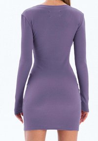 Fioletowa sukienka z długim rękawem o dopasowanym kroju, z okrągłym dekoltem i bocznymi rozporkami na dole. Gładka faktura.